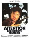 Attention, les  enfants regardent